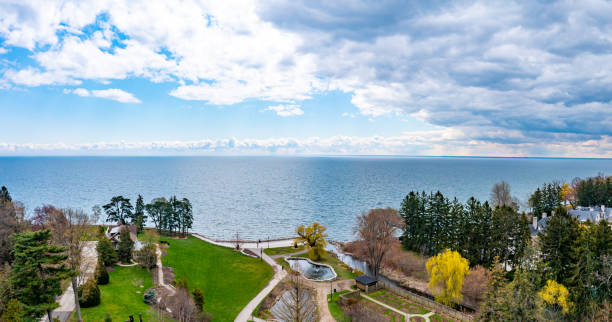 エアリアルガイロックガーデンとオンタリオ湖、オークビル、カナダ - landscaped spring canada footpath ストックフォトと画像