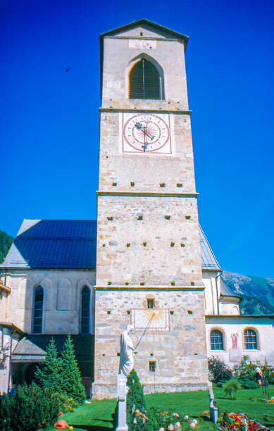 1989 old positive film scaned, convento de san juan müstair, val müstair, suiza - st moritz engadine landscape village fotografías e imágenes de stock