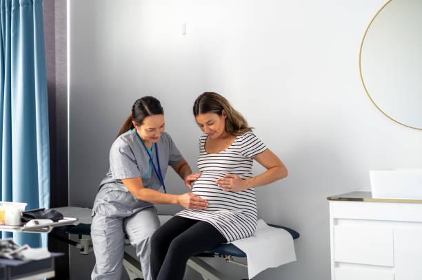 first time expectant mum attends prenatal appointment - human pregnancy midwife healthcare and medicine visit imagens e fotografias de stock