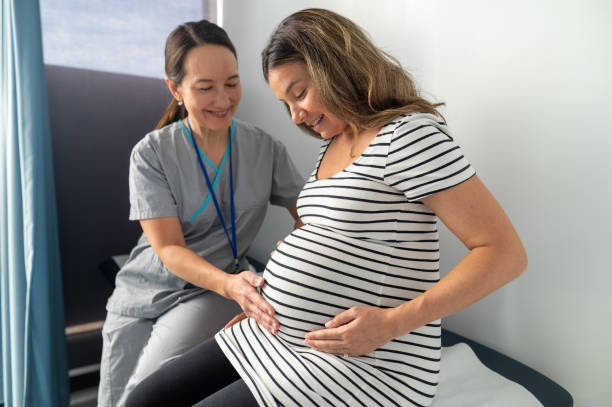 expectant mother receiving test results - human pregnancy midwife healthcare and medicine visit imagens e fotografias de stock