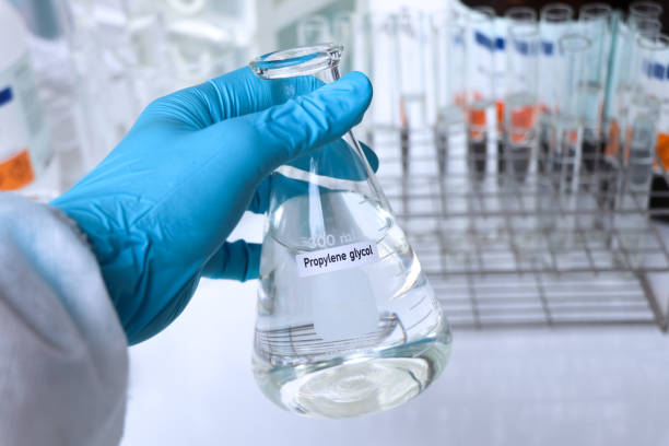 propylene glycol in container, chemical analysis in laboratory - propylene imagens e fotografias de stock