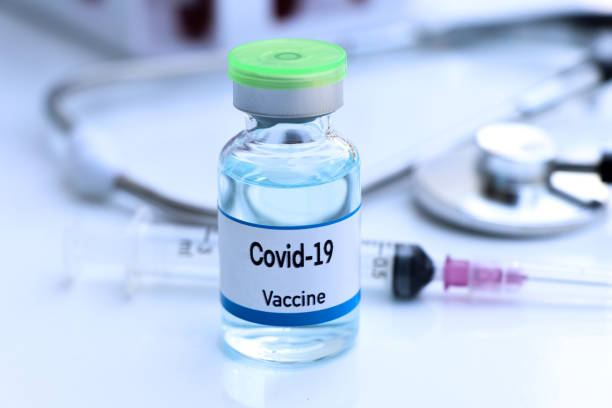 вакцина против covid-19 во флаконе, иммунизация и лечение инфекции - covid vaccine стоковые фото и изображения