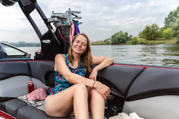 giovane donna in un costume da bagno sul motoscafo - wakeboarding motorboating extreme sports waterskiing foto e immagini stock