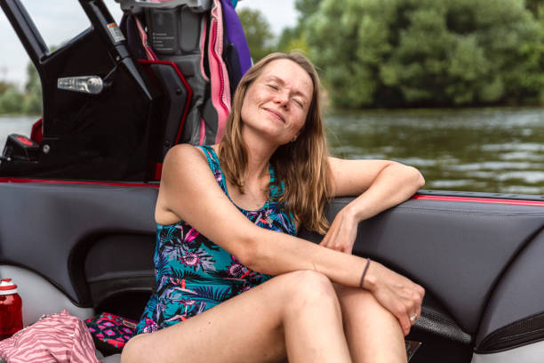 молодая женщина в купальниках на скоростном катере - wakeboarding motorboating extreme sports waterskiing стоковые фото и изображения