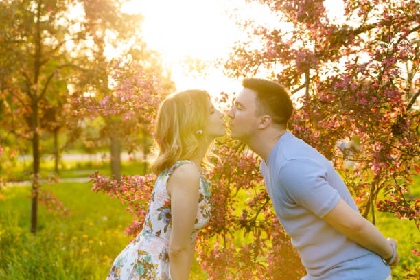 una giovane coppia al tramonto - tree harmony couple trust foto e immagini stock