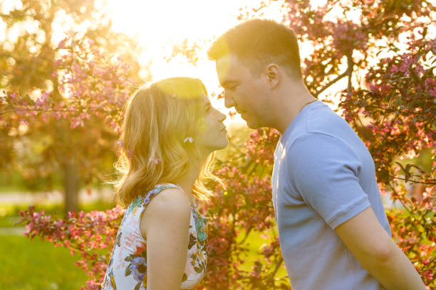 giovane ragazza e ragazzo della coppia in piedi al tramonto - tree harmony couple trust foto e immagini stock