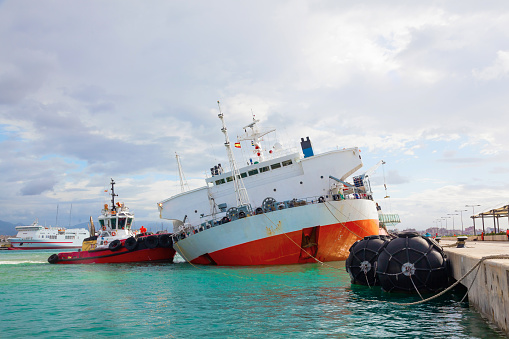 The transport ship sinks in the port of Palma de Mallorca, and the tug rescues.