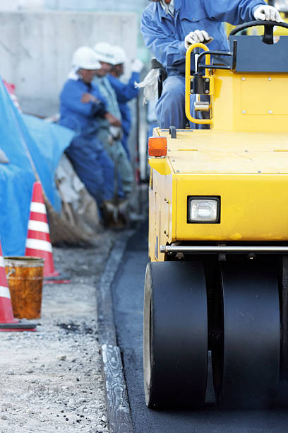 Paving a road Road roller pressing new asphalt flattening stock pictures, royalty-free photos & images