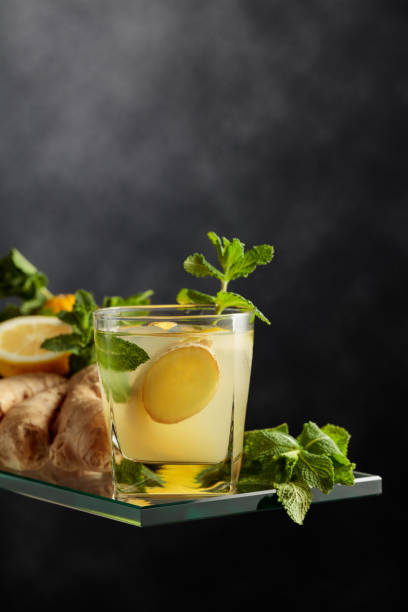 rinfrescante cocktail estivo con ghiaccio, zenzero, limone e menta. - ginger tea root hot drink foto e immagini stock