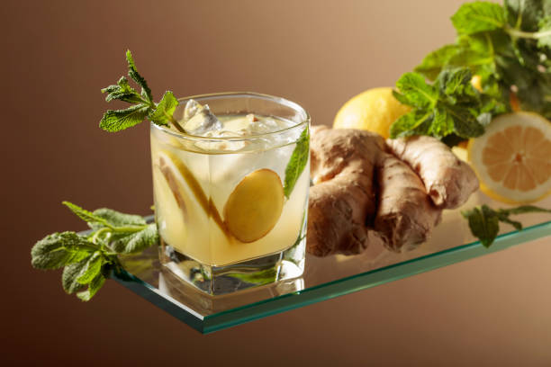 cocktail di birra ginger ale con limone e menta in un bicchiere ghiacciato. - ginger tea root hot drink foto e immagini stock