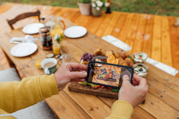 istock Taking a Foodie 1498346911
