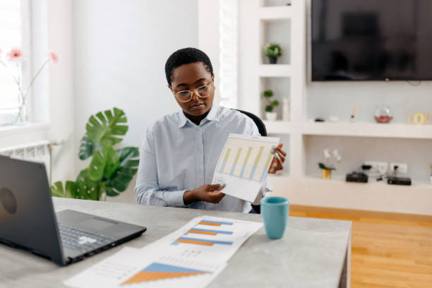 istock Showing graphs in a zoom meeting 1498350213