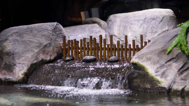 close up da cachoeira mini lagoa interior estilo japonês. - fountain indoors landscaped home interior - fotografias e filmes do acervo