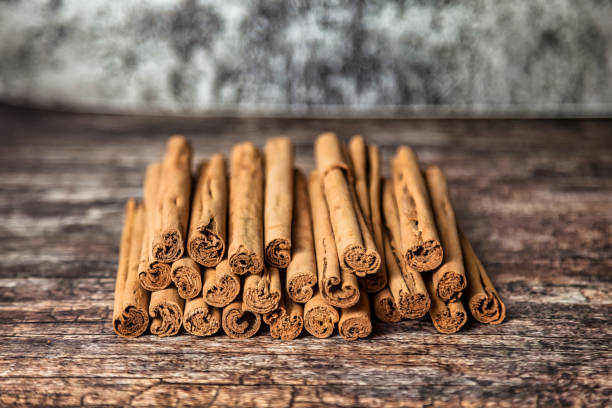 Closeup of ceylon cinnamon sticks on wooden table, rustic style. Still life natural food of sri lankan cinnamon sticks for poster or banner. Delicious tasty healthy concept. Copy ad text space primer plano de palitos de canela de ceilán sobre mesa de madera, estilo rústico. bodegón natural de los palitos de canela de sri lanka para cartel o pancarta. delicioso concepto sabroso y saludable. copiar el espacio de texto del anuncio