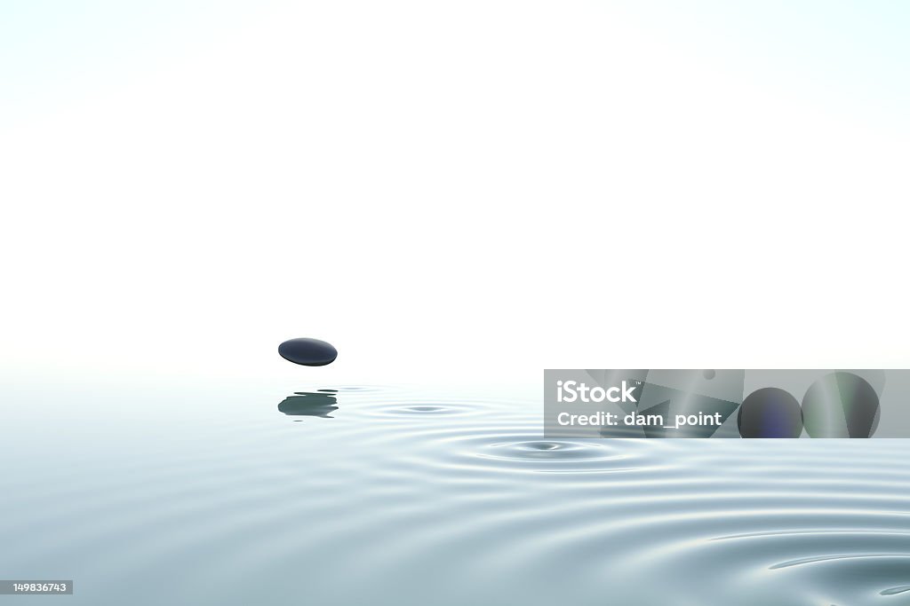 zen Stein zurückgeworfen auf das Wasser - Lizenzfrei Abheben - Aktivität Stock-Foto