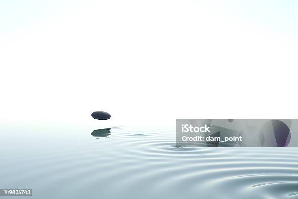 Zen Stein Zurückgeworfen Auf Das Wasser Stockfoto und mehr Bilder von Abheben - Aktivität - Abheben - Aktivität, Fotografie, Gestapelt