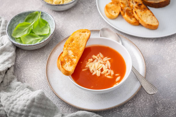 오르조 파스타와 치아바타 빵을 곁들인 그리스 토마토 수프 - tomato soup red basil table 뉴스 사진 이미지