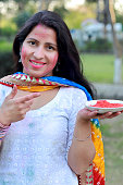 indische-frauen-mit-power-farbe-in-der-hand.jpg?b=1&s=170x170&k=20&c=xO4UKgwY5FMhVlbGYJgdGm1_6VrXsaRSFsRV3szAONA=