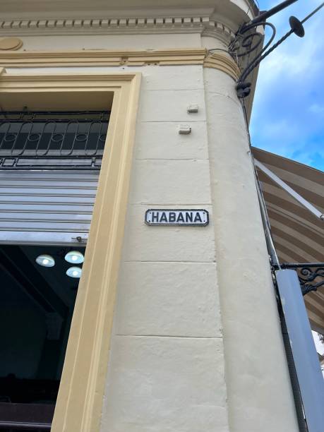 istock Habana Sign on Building 1498383424