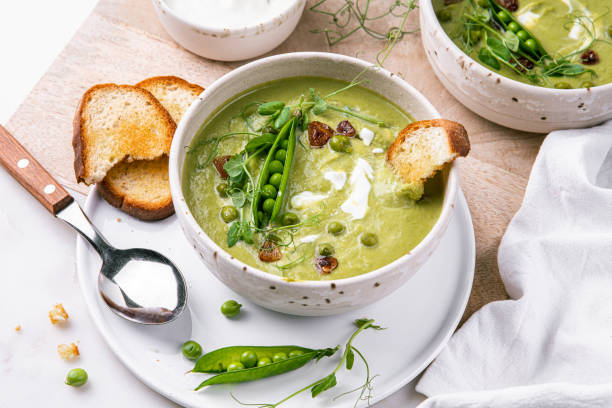 istock Fresh green peas cream soup with toasts. 1498390447