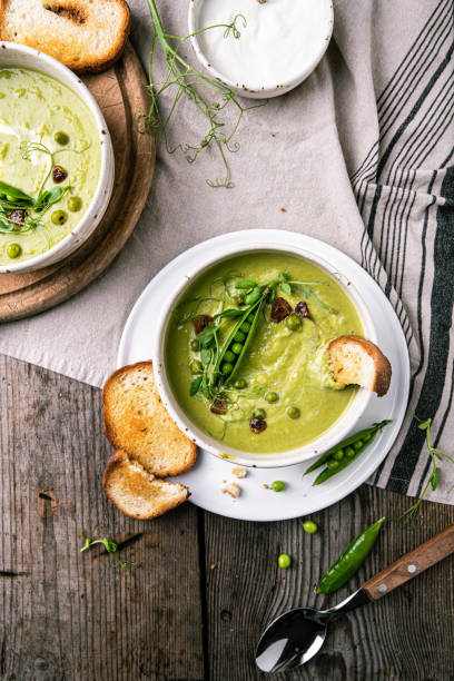 istock Fresh green peas cream soup with toasts. 1498390494