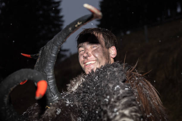 portrait d’un jeune homme à l’image du légendaire krampus, héros des festivités de noël - mythology snow winter austria photos et images de collection