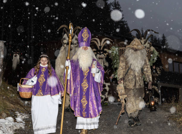 la procesión de san nicolás y el krampus a principios de diciembre en una noche nevada, austria, gastein - mythology snow winter austria fotografías e imágenes de stock