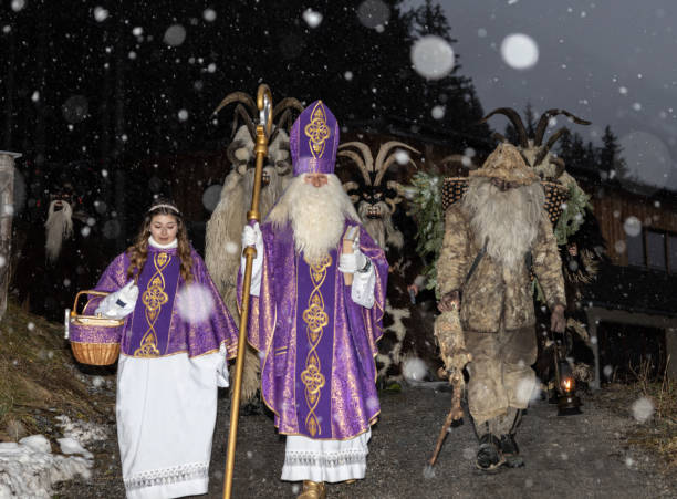 la procession de saint-nicolas et du krampus début décembre par une nuit enneigée, autriche, gastein - mythology snow winter austria photos et images de collection
