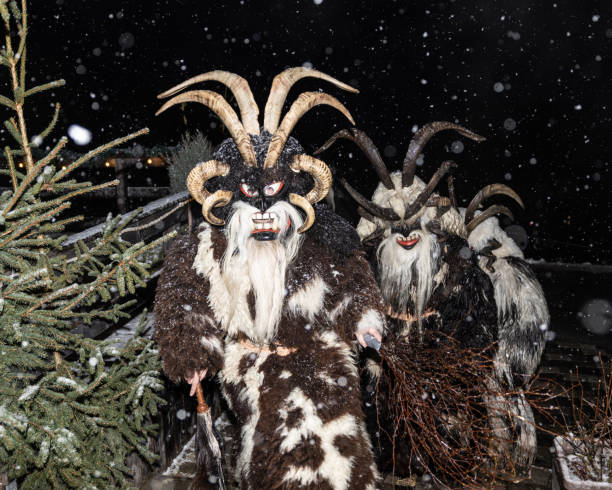 procession de krampus de noël par une nuit enneigée de décembre, autriche, gastein - mythology snow winter austria photos et images de collection