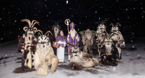 photo de groupe des participants à la procession de krampus par une nuit enneigée, autriche, gastein - mythology snow winter austria photos et images de collection