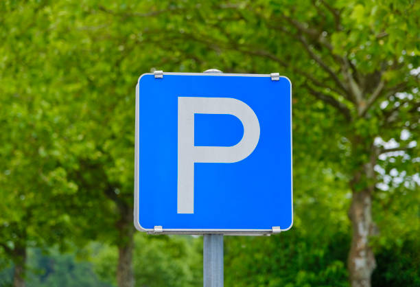 parken erlaubt! parkschild mit natürlichem hintergrund. - parking lot parking sign sign letter p stock-fotos und bilder