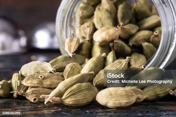 Whole Green Cardamom Pods Stock Photo - Download Image Now - Cardamom, Spice, Whole