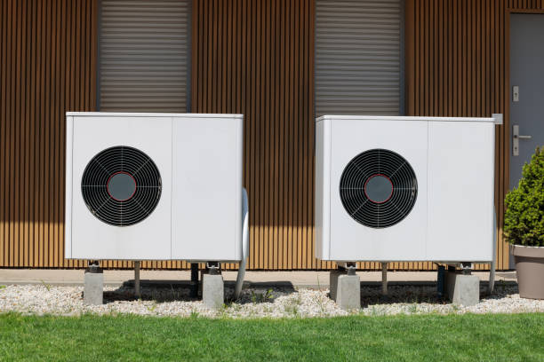 casa moderna con energia rinnovabile: pompe di calore ad aria installate sul davanti. - scozia centrale foto e immagini stock