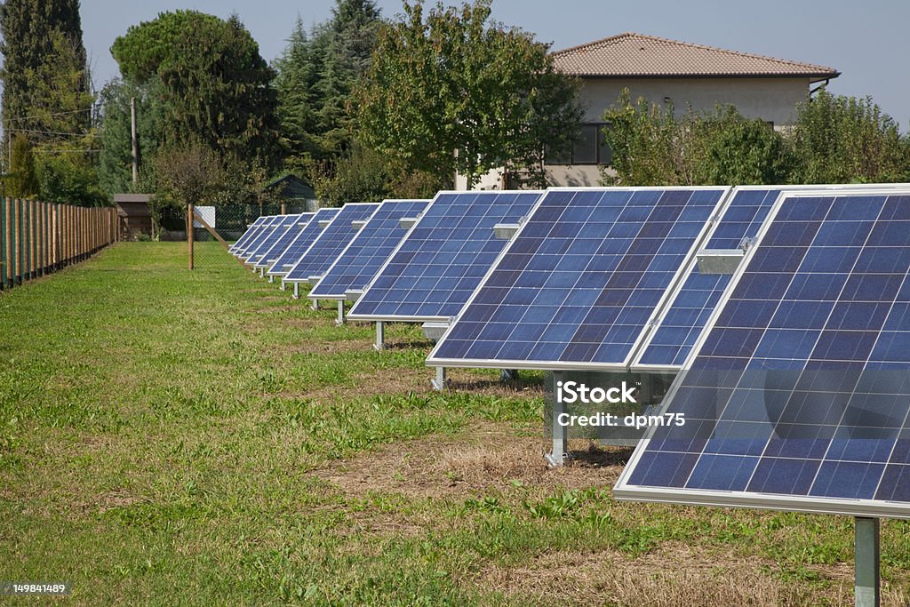 Solar Farm in campagna - Foto stock royalty-free di Apparecchiatura solare