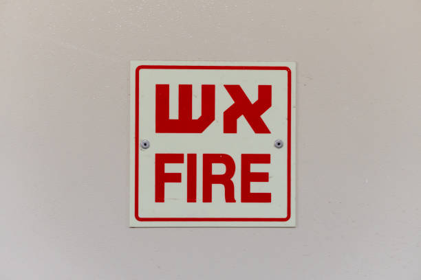 istock Bilingual Fire Alert: Wall Sign in Hebrew and English 1498421966