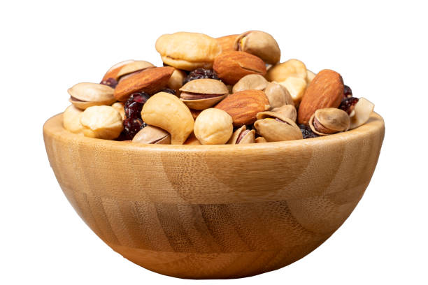 흰색 배경에 분리된 혼합 견과류. 나무 그릇에 특별한 혼합 견과류. 헤이즐넛, 아몬드, 캐슈, 피스타치오, 말린 블루 베리. 슈퍼푸드. 채식 음식 개념입니다. 건강에 좋은 간식 - pecan nut isolated protein 뉴스 사진 이미지