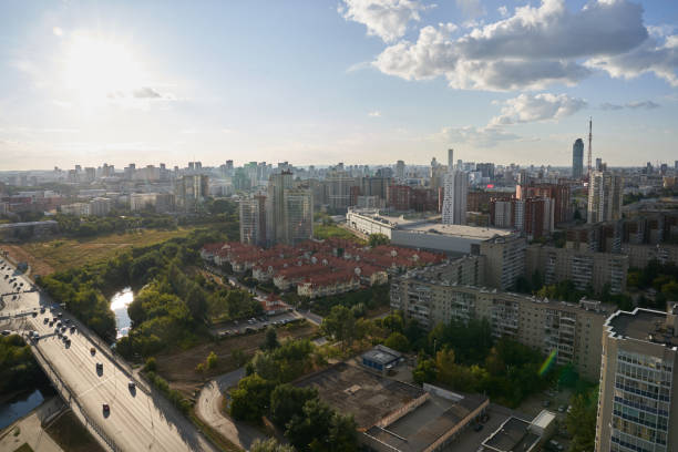 condominio sullo sfondo. densi edifici della città visibili dall'alto. cielo blu con nuvole. russia - 14 agosto 2022, grattacieli dall'alto. foto di alta qualità - high rise apartments foto e immagini stock