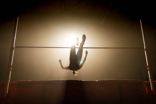 sportive silhouette entraînement saut en hauteur - track and field 30s adult athlete photos et images de collection