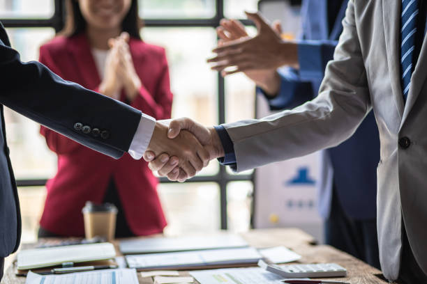 réunion de partenaires d’affaires, collaboration de personnes dans les organisations, les collègues félicitent les projets réussis. - fusionner photos et images de collection