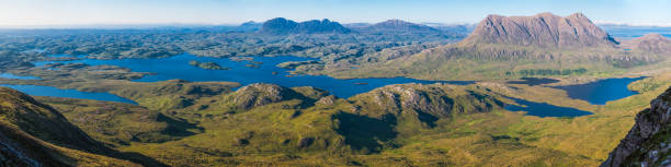 escócia remoto highlands picos de montanha lagos suilven sutherland panorama da paisagem - inverpolly nature reserve - fotografias e filmes do acervo