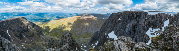 escocia cumbre de ben nevis con vistas a great glen lochaber highlands panorama - inverpolly nature reserve fotografías e imágenes de stock