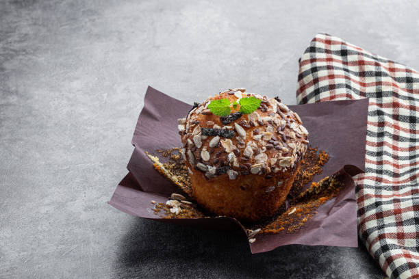 회색 배경에 집에서 만든 맛있는 통곡물 머핀 - muffin blueberry muffin blueberry butter 뉴스 사진 이미지
