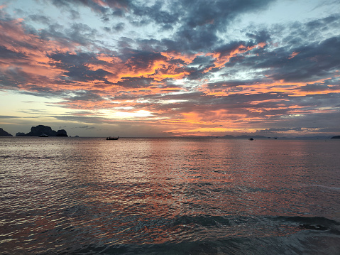 Idyllic sunset view in Railay peninsula, one of the most famous beaches in Krabi and one of the most beautiful places in Thailand.
