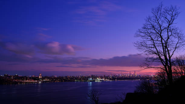 Dusk over the New York City Skyline on the island of Manhattan Dusk over the New York City Skyline on the island of Manhattan gwb stock pictures, royalty-free photos & images