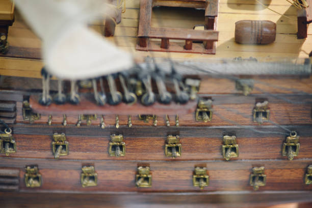 navire de canon antique avec bateaux et voiles, maquette. objets anciens de l’époque du 18ème siècle, reconstitution d’événements - clipper guard photos et images de collection