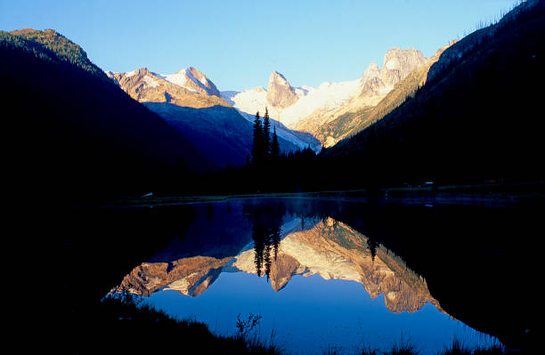 colombie-britannique wilderness, canada - adamant mountains photos et images de collection