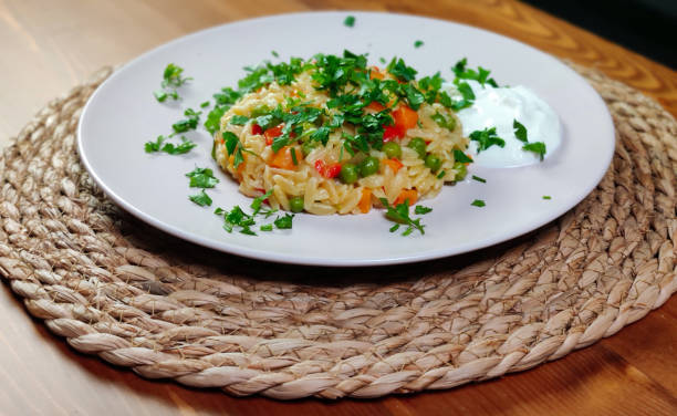 arroz frito vegetariano con verduras - brown rice cooked rice steamed fotografías e imágenes de stock