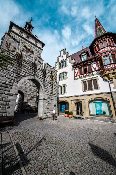 entrada para o portão schnetztor com torre do relógio e arco em konstanz, alemanha - hindenburg - fotografias e filmes do acervo