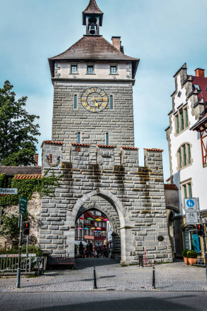 portão majestoso de schnetztor com torre de relógio e arco em konstanz, alemanha - hindenburg - fotografias e filmes do acervo