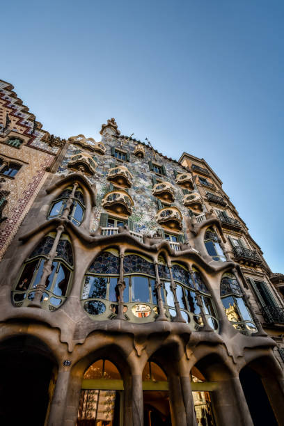 belle caratteristiche architettoniche di casa batlló a barcellona, spagna - la pedrera barcelona catalonia balcony foto e immagini stock
